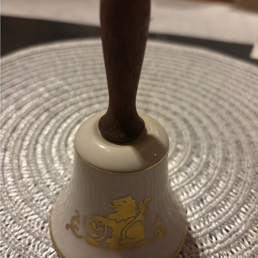 Danbury Mint Bell Pickard China Gold Lion Shield With Wooden Handle